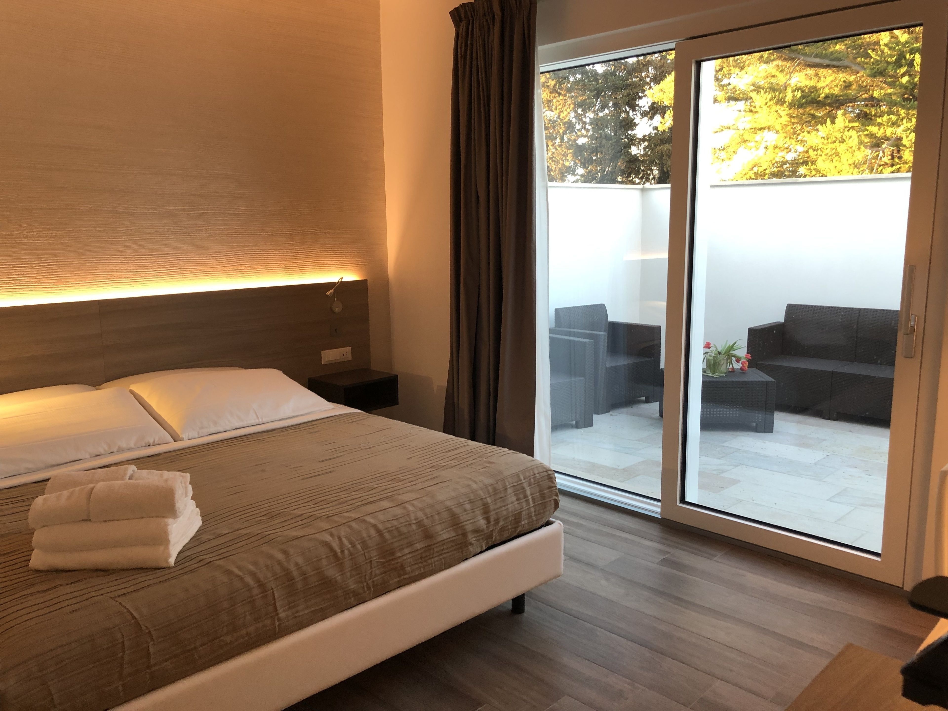 1 quarto, roupas de cama antialérgicas, frigobar, cofres nos quartos