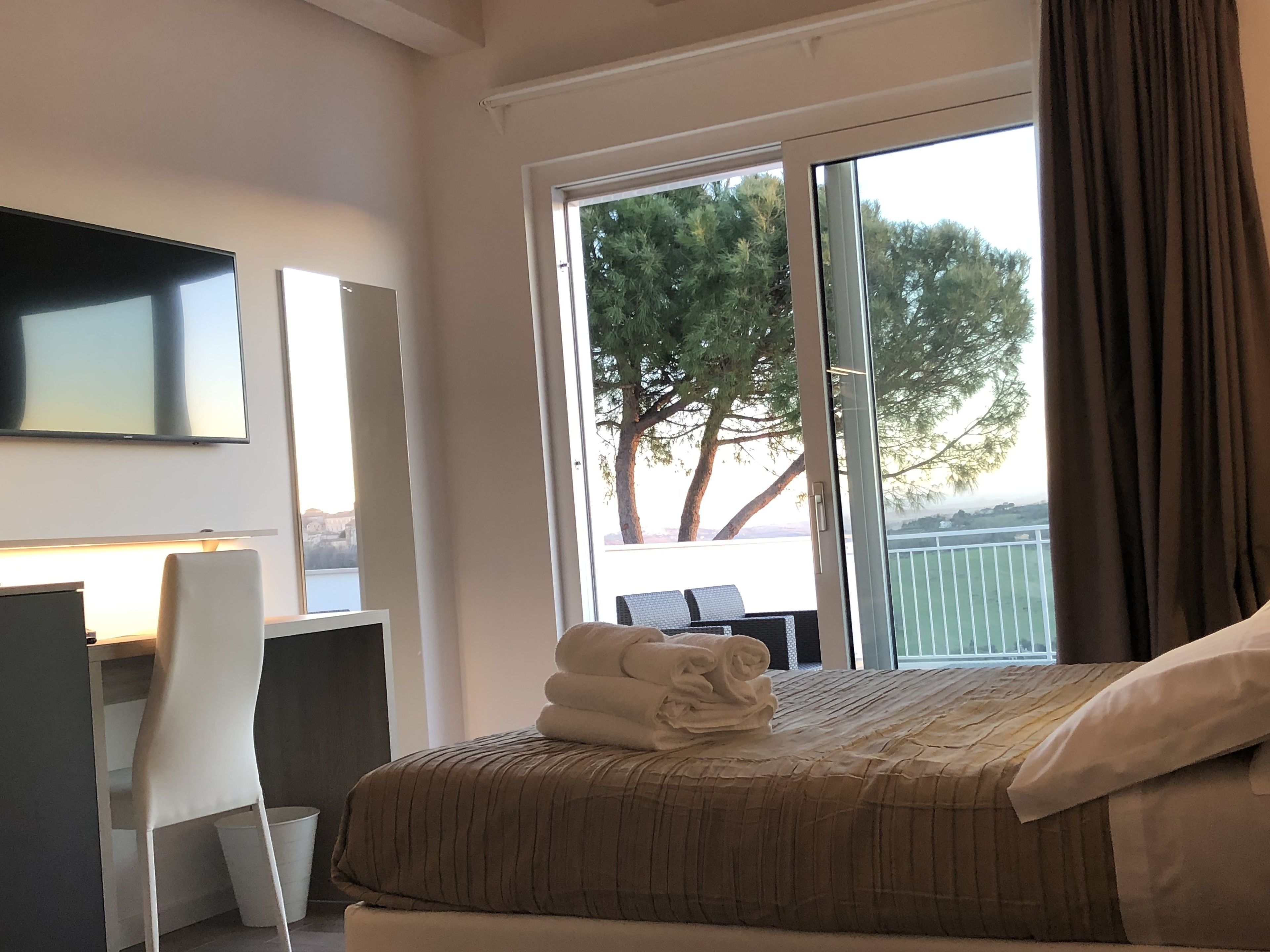 Familien-Dreibettzimmer, 1 Queen-Bett, Balkon, Poolblick | 1 Schlafzimmer, Allergikerbettwaren, Minibar, Zimmersafe