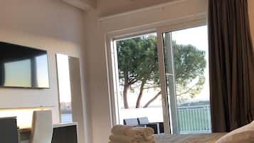 Familien-Dreibettzimmer, 1 Queen-Bett, Balkon, Poolblick | 1 Schlafzimmer, Allergikerbettwaren, Minibar, Zimmersafe