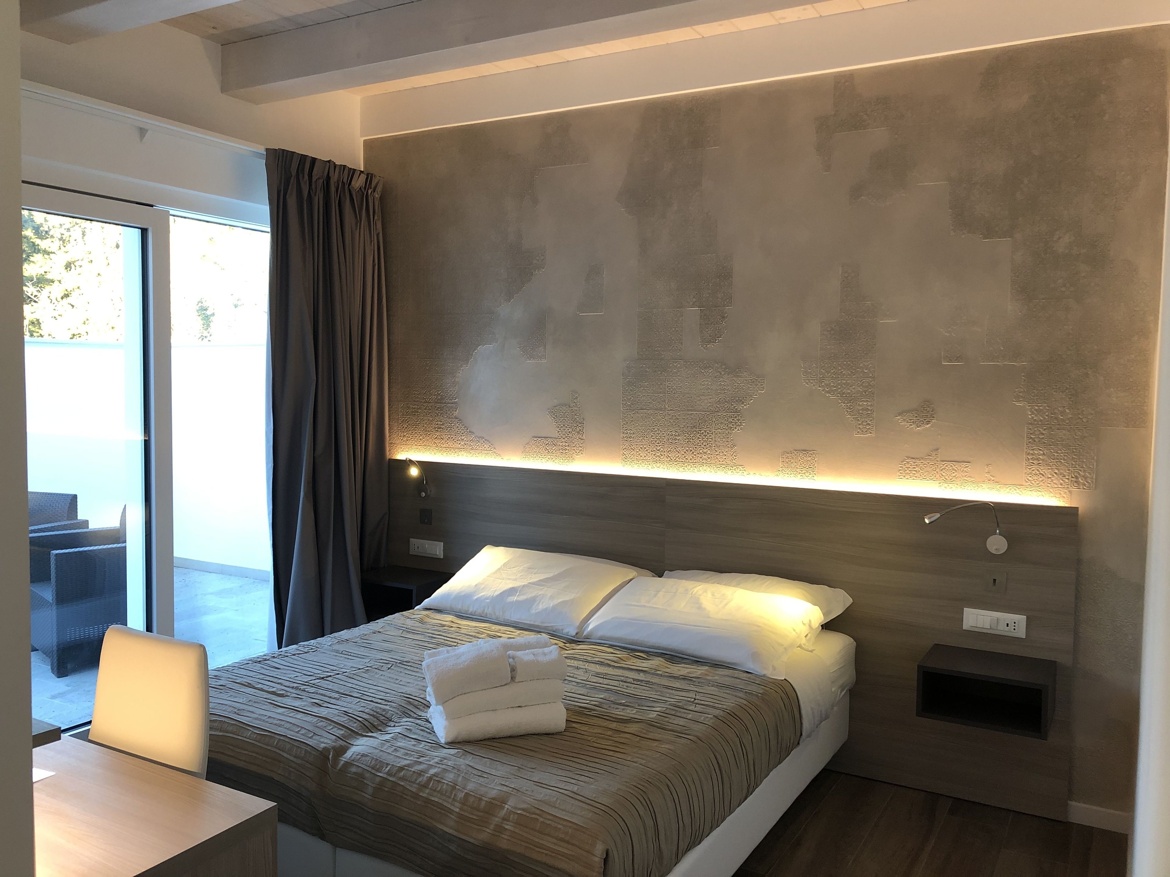 basic double or twin room, patio | hypo-allergenic bedding, minibar, in-room safe, desk