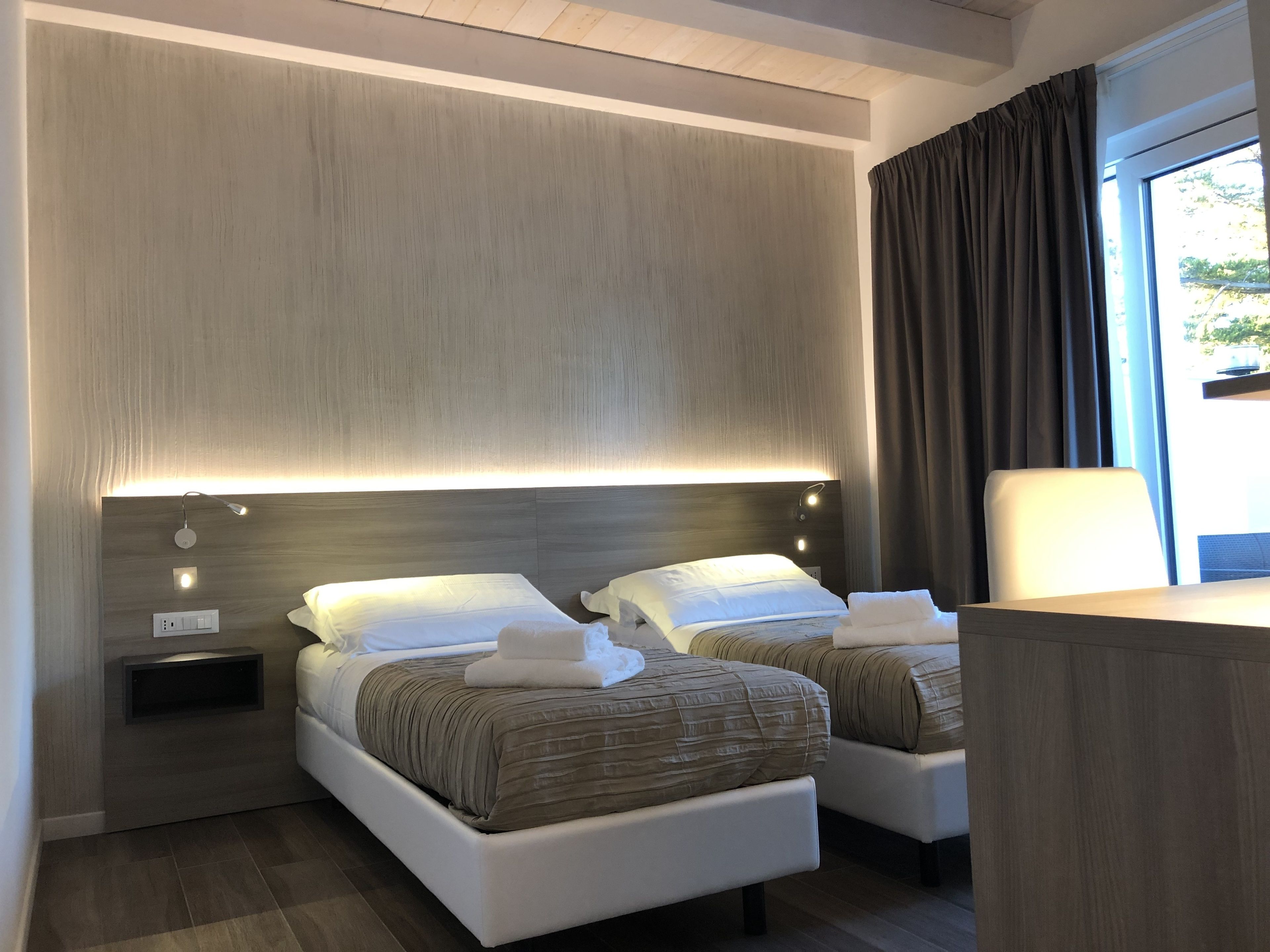 hypo-allergenic bedding, minibar, in-room safe, desk