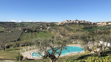 Alberca al aire libre por temporada y camastros 