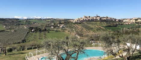 Piscina stagionale all'aperto, lettini