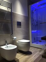 Superior Room, 1 King Bed, Pool View, Poolside | Bathroom | Free toiletries, hair dryer, bathrobes, bidet