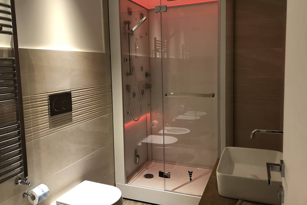 Habitación superior, 1 cama de matrimonio grande, vistas a la piscina, junto a la piscina | Baño | Artículos de higiene personal gratuitos, secador de pelo y albornoces