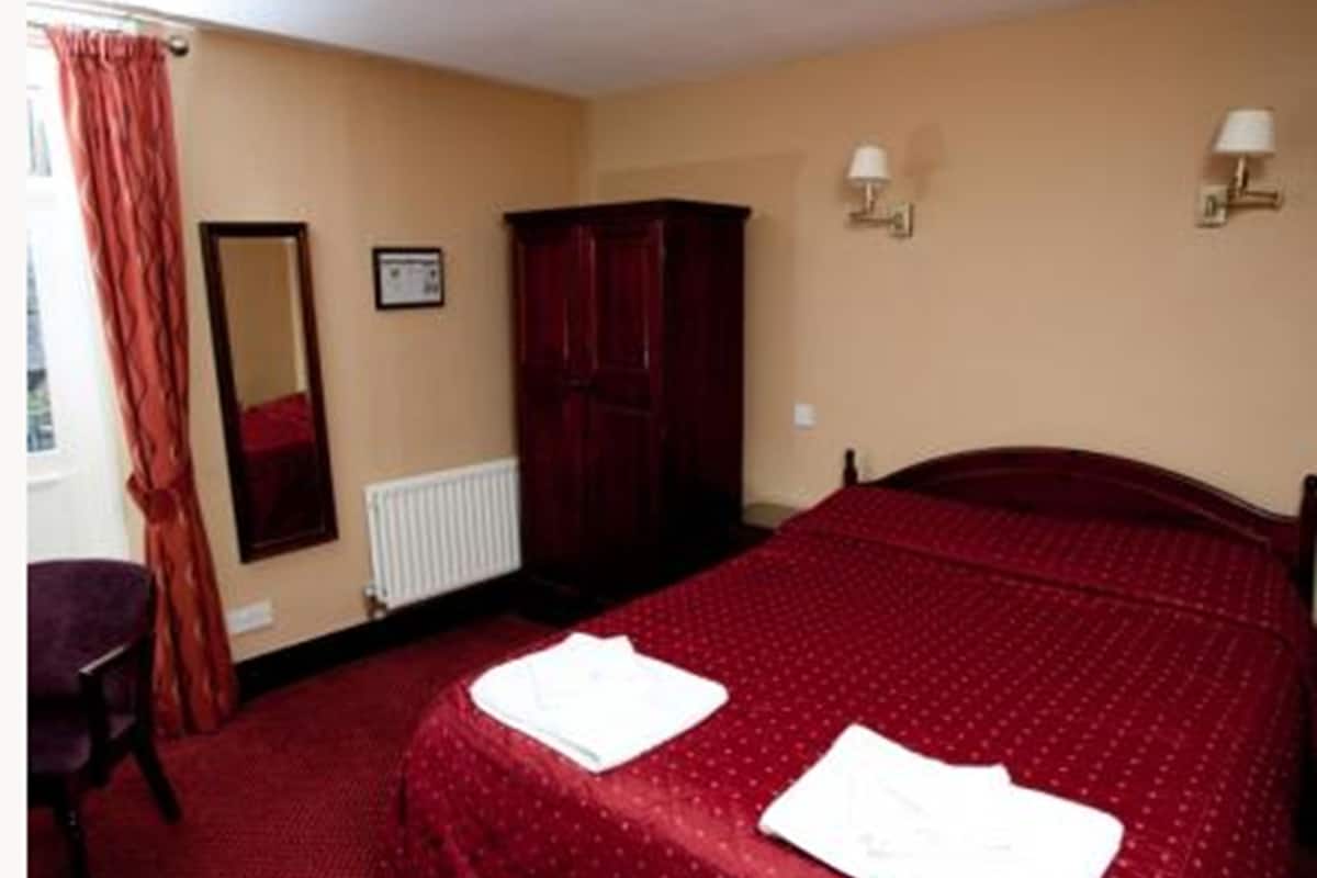 family room (max 4 people)