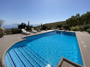 Piscine intérieure, piscine extérieure