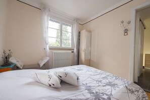 2 chambres, coffres-forts dans les chambres, Wi-Fi, draps fournis