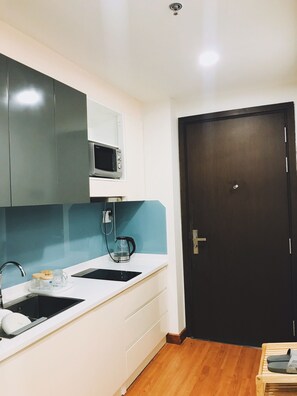 Een koelkast, een koffiezetapparaat/waterkoker