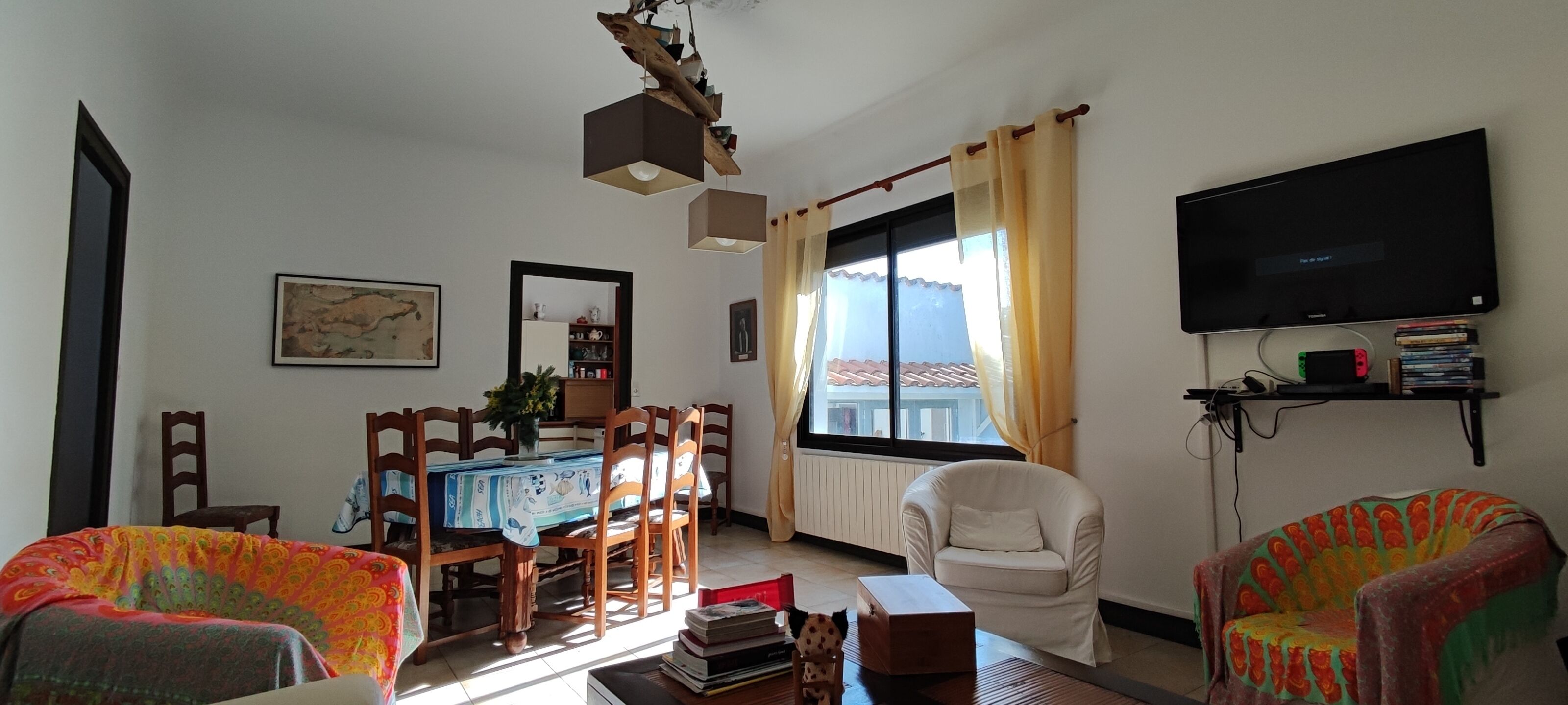 Télévision, cheminée, baby-foot