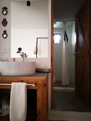 Quarto solteiro superluxo, 1 cama Queen | Banheiro | Chuveiro, chuveiro com efeito de chuva