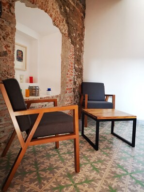 华丽套房, 1 张特大床 | 起居区 | 32-英寸纯平电视 （配备有线频道）、电视