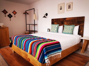 Chambre simple luxueuse, 1 grand lit | Literie de qualité, couette en duvet, coffre-fort