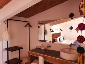Chambre luxueuse, 1 très grand lit | Literie de qualité, couette en duvet, coffre-fort