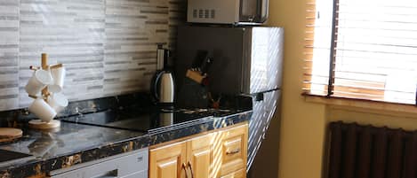 Fridge, microwave, dishwasher, coffee/tea maker