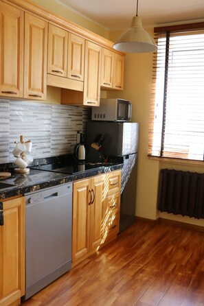 Jääkaappi, mikroaaltouuni, astianpesukone, kahvin-/teenkeitin