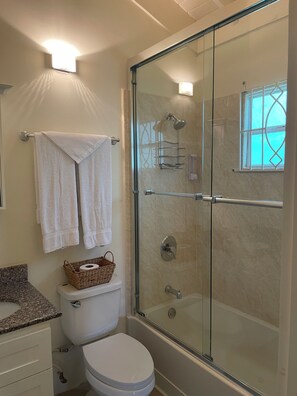 Casa tradicional, varias camas, no fumadores | Baño | Ducha y toallas