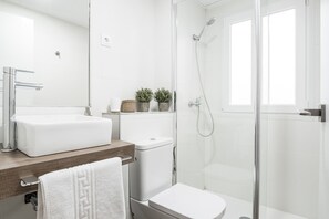 Een douche, een haardroger, handdoeken