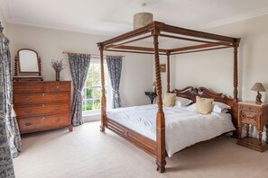 8 habitaciones, tabla de planchar con plancha, wifi y ropa de cama 