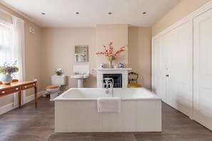 Combined shower/bathtub, hair dryer - Edgar Farmhouse - sleeps 20 guests in 8 bedrooms (Walsingham)