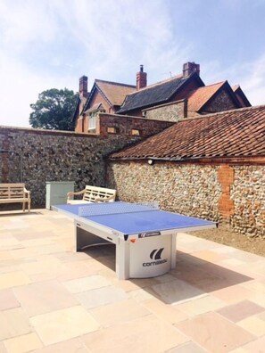 Terrace/patio - Edgar Farmhouse - sleeps 20 guests  in 8 bedrooms (Little Walsingham)