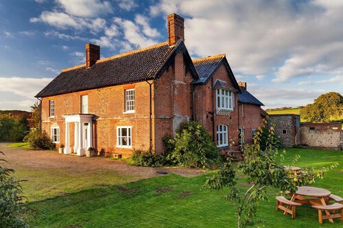 Edgar Farmhouse - sleeps 20 guests  in 8 bedrooms