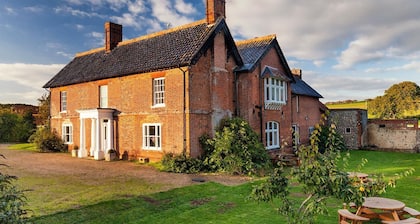 Edgar Farmhouse - sleeps 20 guests in 8 bedrooms