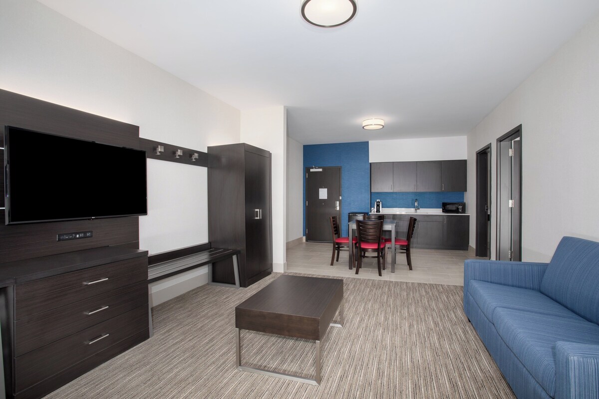 Premium bedding, down comforters, in-room safe, desk