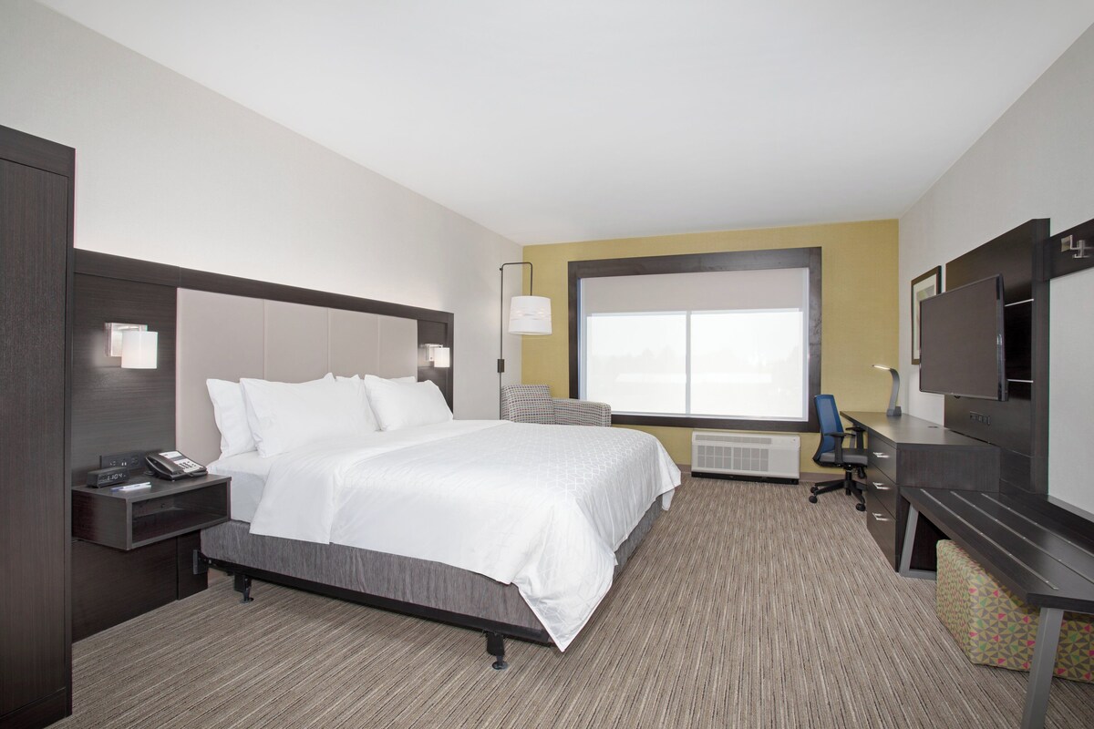 Premium bedding, down comforters, in-room safe, desk
