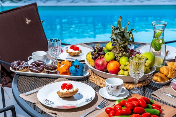 Outdoor dining - Luxurious Μodern Beachfront Villa with Private Swimming Pool ideal for Family (Afandou Rhodes)