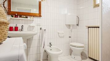 Dusche, Haartrockner, Bidet