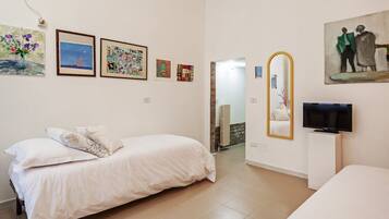 1 dormitorio, tabla de planchar con plancha, wifi y ropa de cama