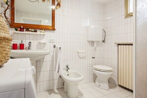 Douche, sèche-cheveux, bidet