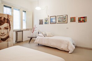 1 dormitorio, tabla de planchar con plancha, wifi y ropa de cama