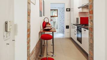 Frigorifero, microonde, forno, piano cottura