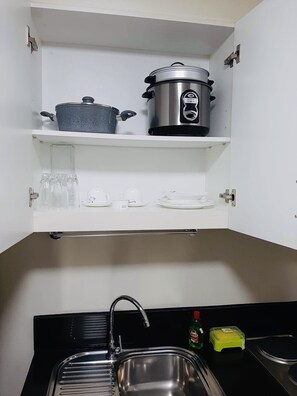 Microwave, dishwasher, electric kettle, cookware/dishes/utensils