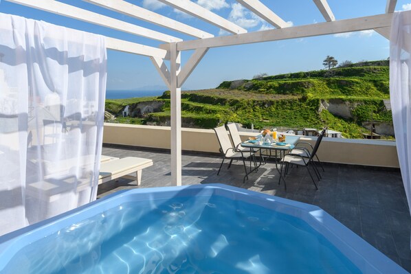 Outdoor dining - For All Seasons Mansion - Grand Apartment with plunge pool (Vothonas)