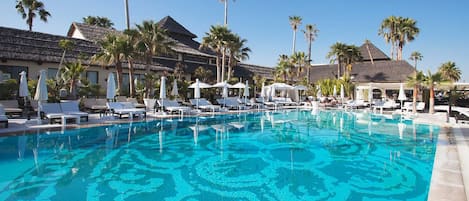 حمّام سباحة خارجي