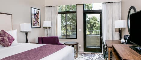 مكتب وستائر تعتيم وتجهيزات عازلة للصوت ومكواة/لوح كي