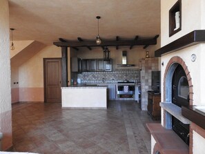 Kühlschrank, Ofen, Herdplatte, Wasserkocher mit Kaffee-/Teezubehör