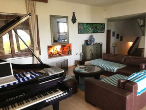 TV, DVD player, books, stereo