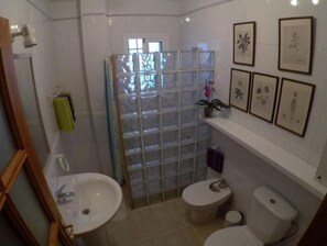 Haartrockner, Handtücher, Seife, Shampoo