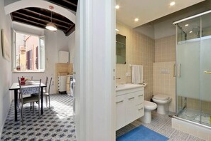Shower, hair dryer, bidet, towels