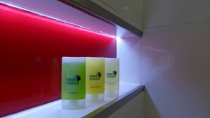 シャワー、バスアメニティ (無料)、ヘアドライヤー、タオル