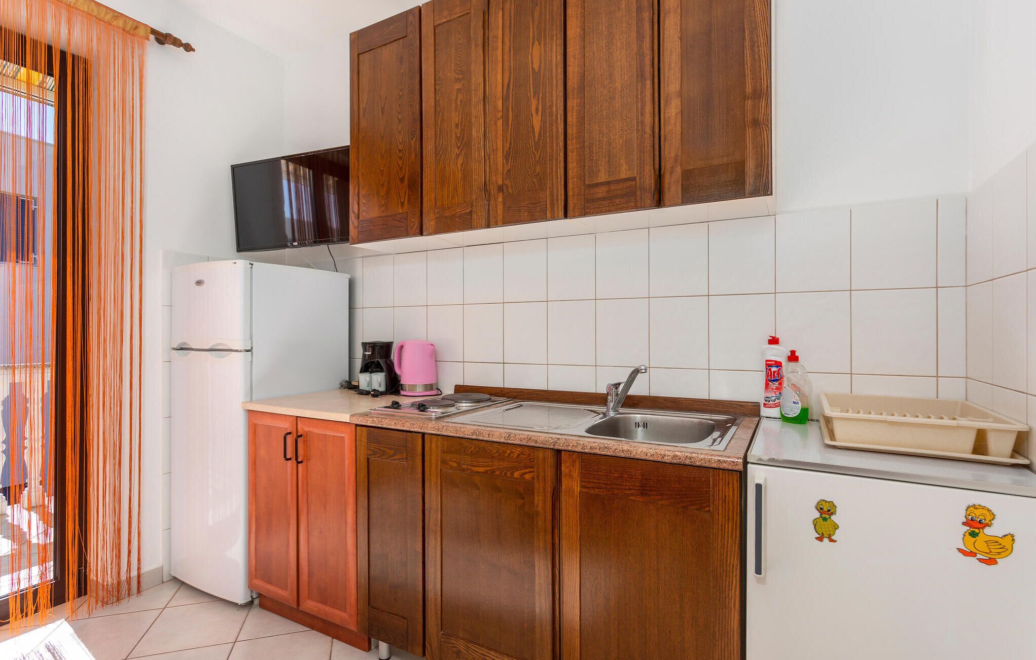 ثلاجة، موقد طهي مسطح، ماكينة لصنع القهوة/الشاي