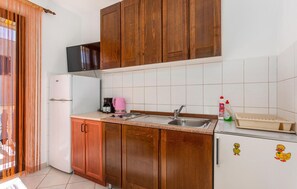 Fridge, stovetop, coffee/tea maker