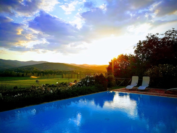 Outdoor pool - Vacation House Villa Maria - Apartment Maria (ANGHIARI)