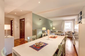 Dining - Piazza Venezia Apartment 2Bd 2Bt AC WiFi (Roma)