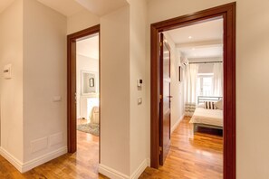 2 عدّة غرف نوم ومكواة/لوح كي وواي فاي وملاءات أسرّة