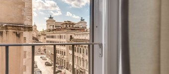 Piazza Venezia Apartment 2Bd 2Bt AC WiFi